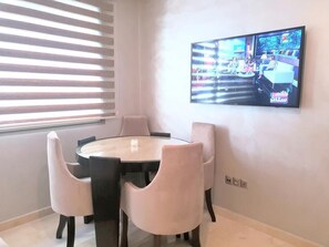Apartamento família, 1 quarto | Opções para refeição no quarto