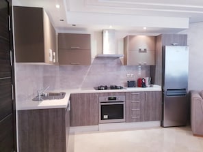 Apartamento família, 1 quarto | Cozinha privada | Geladeira, micro-ondas, fogão, cooktop