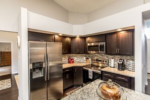 Fridge, microwave, oven, stovetop - ๐น๐ Patio Paradise! 3BR/2BA Private/Fenced Yard, Pet Friendly, and Quiet! (Sebastian)