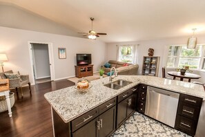 Smart TV - ๐น๐ Patio Paradise! 3BR/2BA Private/Fenced Yard, Pet Friendly, and Quiet! (Sebastian)