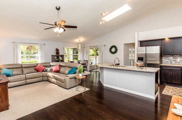 Smart TV - ๐น๐ Patio Paradise! 3BR/2BA Private/Fenced Yard, Pet Friendly, and Quiet! (Sebastian)