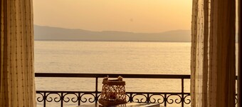 Waveside Sanctuary - Luxurious Seastone Villa