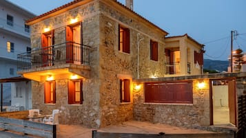 Mặt tiền nơi lưu trú - ban đêm