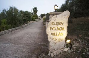 Property grounds - Villa Elena, Private Pool, BBQ, wifi, Peaceful Location 10 min walk to the beach (Rethymno)