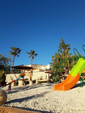 Children’s area - Villa Elena, Private Pool, BBQ, wifi, Peaceful Location 10 min walk to the beach (Rethymno)