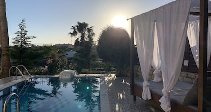 Villa Elena, Private Pool, BBQ, wifi, Peaceful Location 10 min walk to the beach