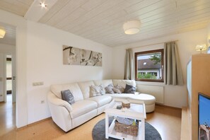 Ferienhaus, 4 Schlafzimmer, Sauna | Wohnzimmer | 50-Zoll-Plasmafernseher mit Satellitenempfang, Fernseher