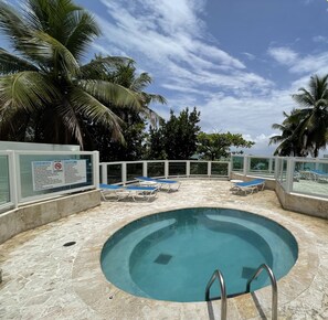 Une piscine avec un panneau indiquant qu’elle est fermée pour travaux de rénovation.