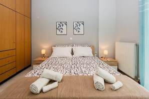 2 bedrooms, desk, iron/ironing board, free WiFi - Thano's Stylish Flat, Just 150m To The Beach (Kalamata)