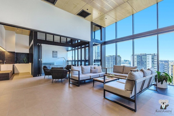 TV - KOZYGURU | South Brisbane | Kozy 1Bed APT + FREE Parking | BRISBANE ONE (South Brisbane)