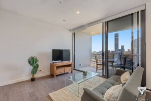 TV - KOZYGURU | South Brisbane | Kozy 1Bed APT + FREE Parking | BRISBANE ONE (South Brisbane)