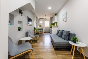 Flat-screen TV, Netflix, streaming services - City-Sea Fusion, Elegant Gem Minutes from the Beach (Kalamata)