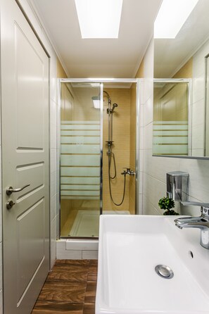 Free toiletries, hair dryer, bathrobes, towels - City-Sea Fusion, Elegant Gem Minutes from the Beach (Kalamata)