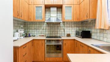 Grand réfrigérateur, micro-ondes, four, plaque de cuisson