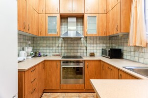 Refrigerador con freezer, microondas, horno, placa de cocina