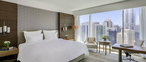 Executive Suite, 1 King Bed, Club Lounge Access | 1 bedroom, hypo-allergenic bedding, minibar, in-room safe