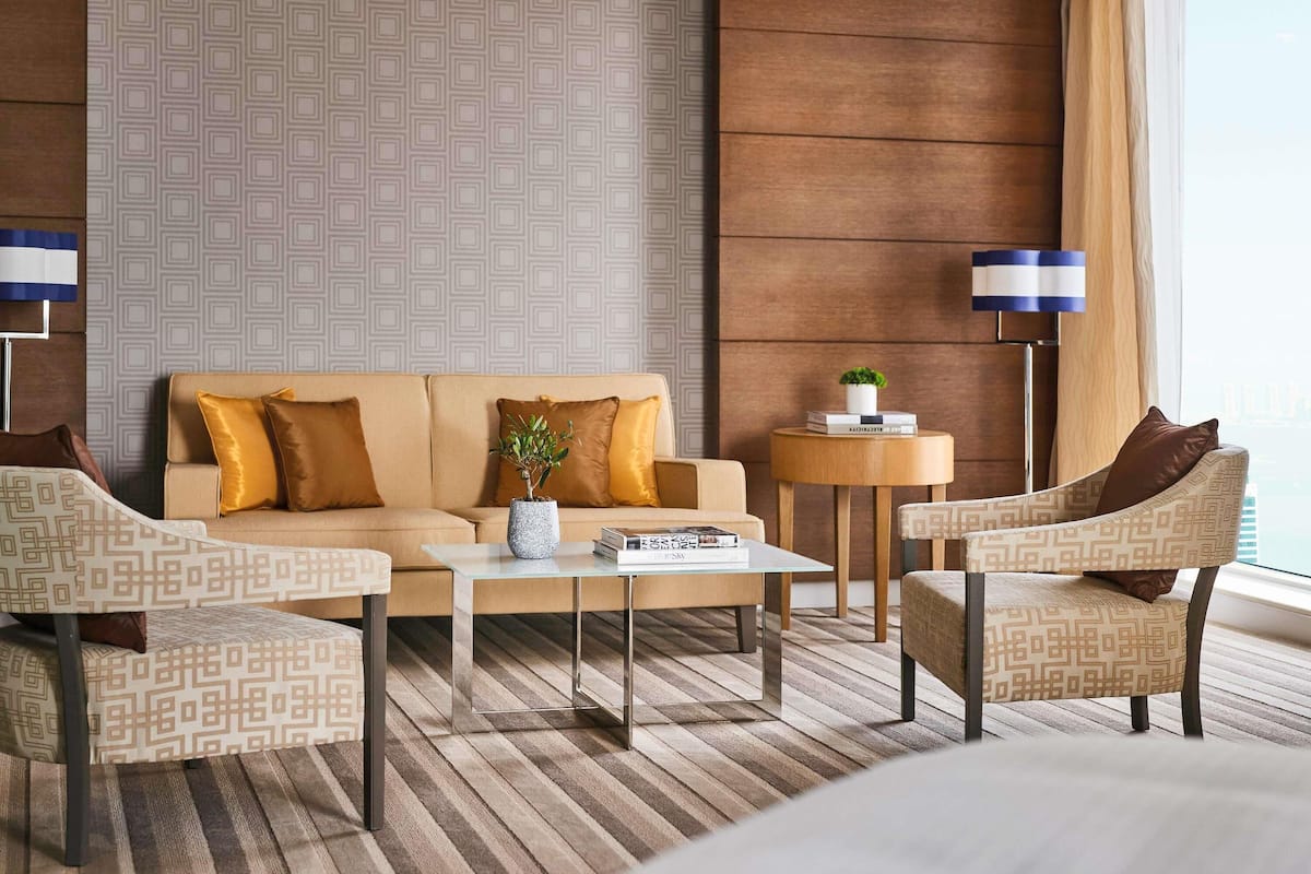 Habitació prèmium (Deluxe, 1 King, spacious bathroom) | 1 dormitori, roba de llit hipoal·lergògena i minibar