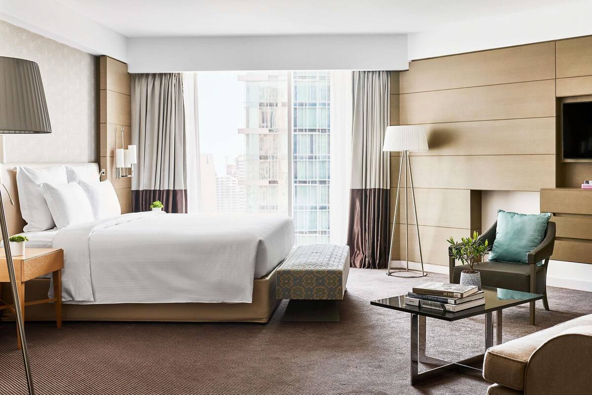 Executive Suite, 1 King Bed, Club Lounge Access | Hypo-allergenic bedding available, minibar, in-room safe, desk