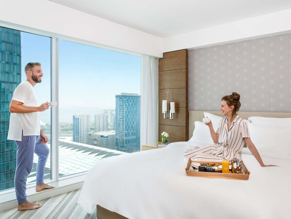 Deluxe Suite, 1 King Bed, Club Lounge Access (Deluxe)