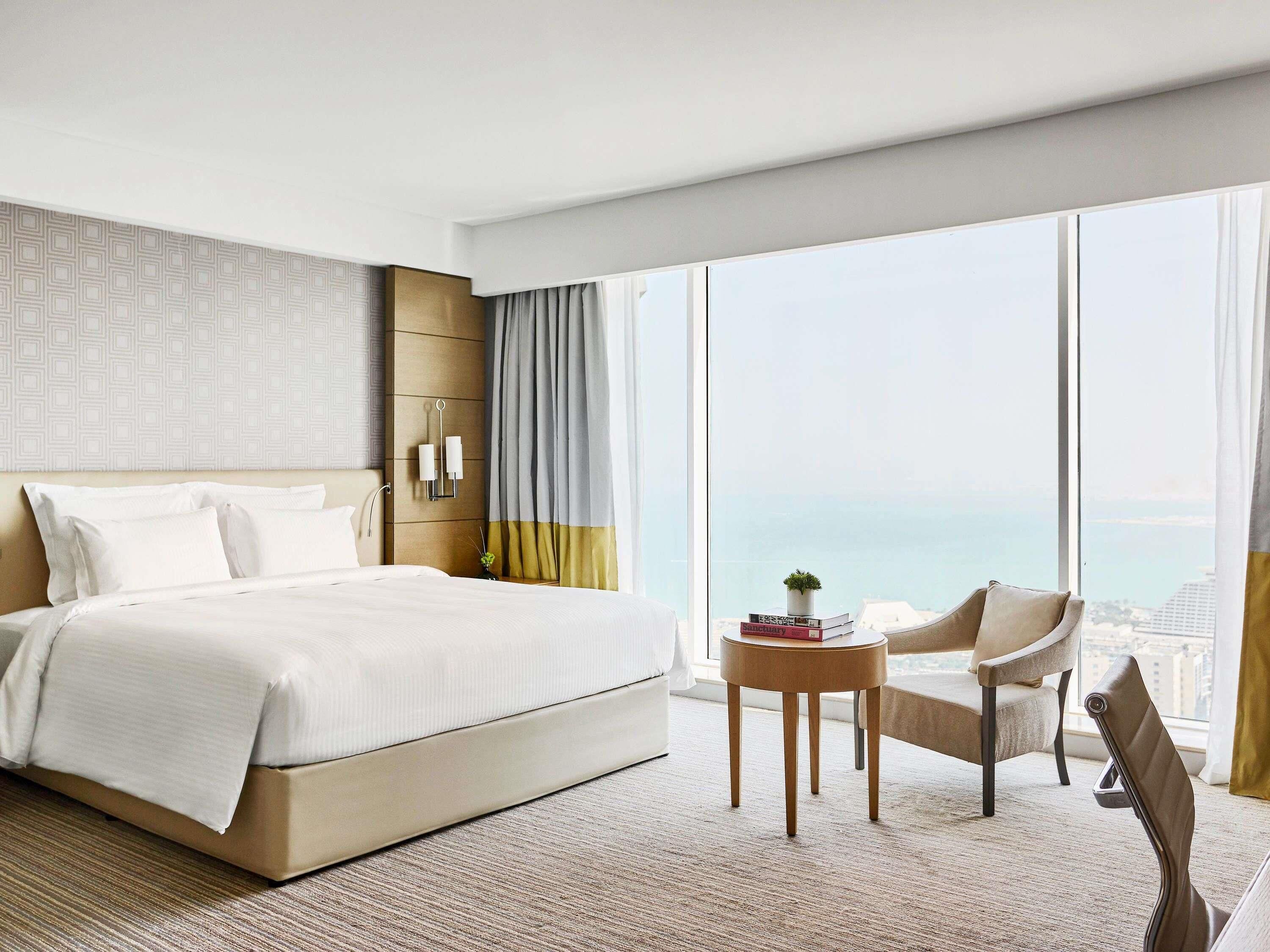 Kamar Superior, 1 Tempat Tidur King | Seprai antialergi, minibar, brankas, dan meja kerja