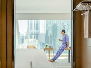 Deluxe Suite, 1 King Bed, Club Lounge Access (Deluxe) | Hypo-allergenic bedding, minibar, in-room safe, individually decorated