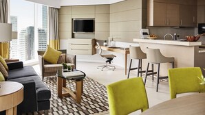 Un appartement moderne comprenant un salon, un coin repas et une cuisine.