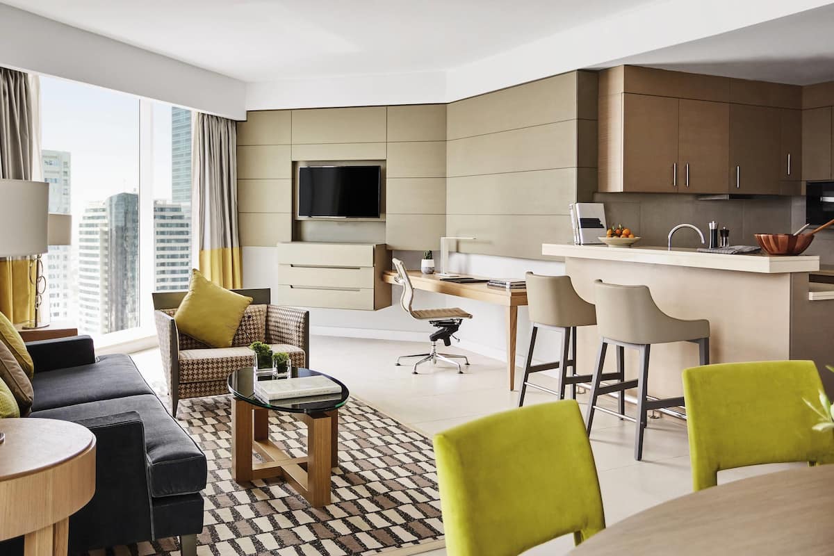 Hypo-allergenic bedding, minibar, in-room safe, desk