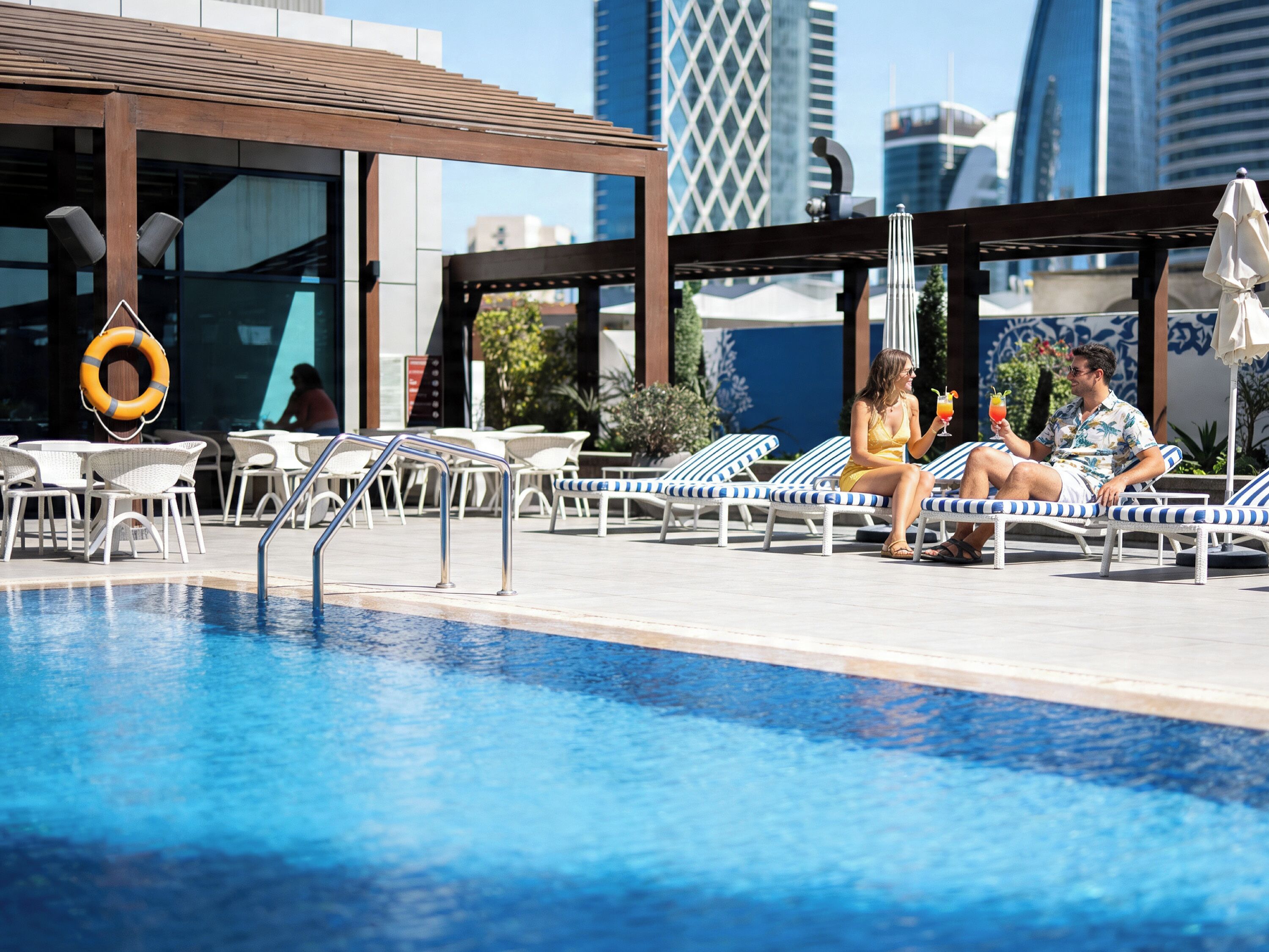 สระว่ายน้ำกลางแจ้ง เปิด 6:30 น. ถึง 18:00 น., ร่มริมสระว่ายน้ำ