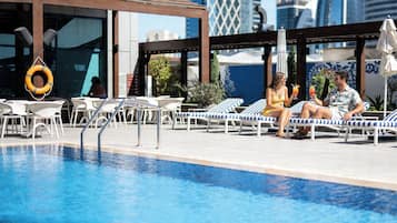 Außenpool, geöffnet von 06:30 Uhr bis 18:00 Uhr, Sonnenschirme