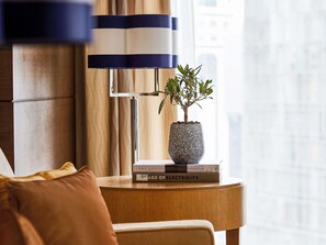 Habitación Deluxe, con acceso al salón lounge del club (Executive, 1 King Size Bed) | Ropa de cama hipoalergénica y minibar 