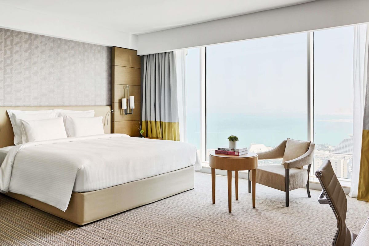 Habitación superior, 1 cama King size | Ropa de cama hipoalergénica y minibar