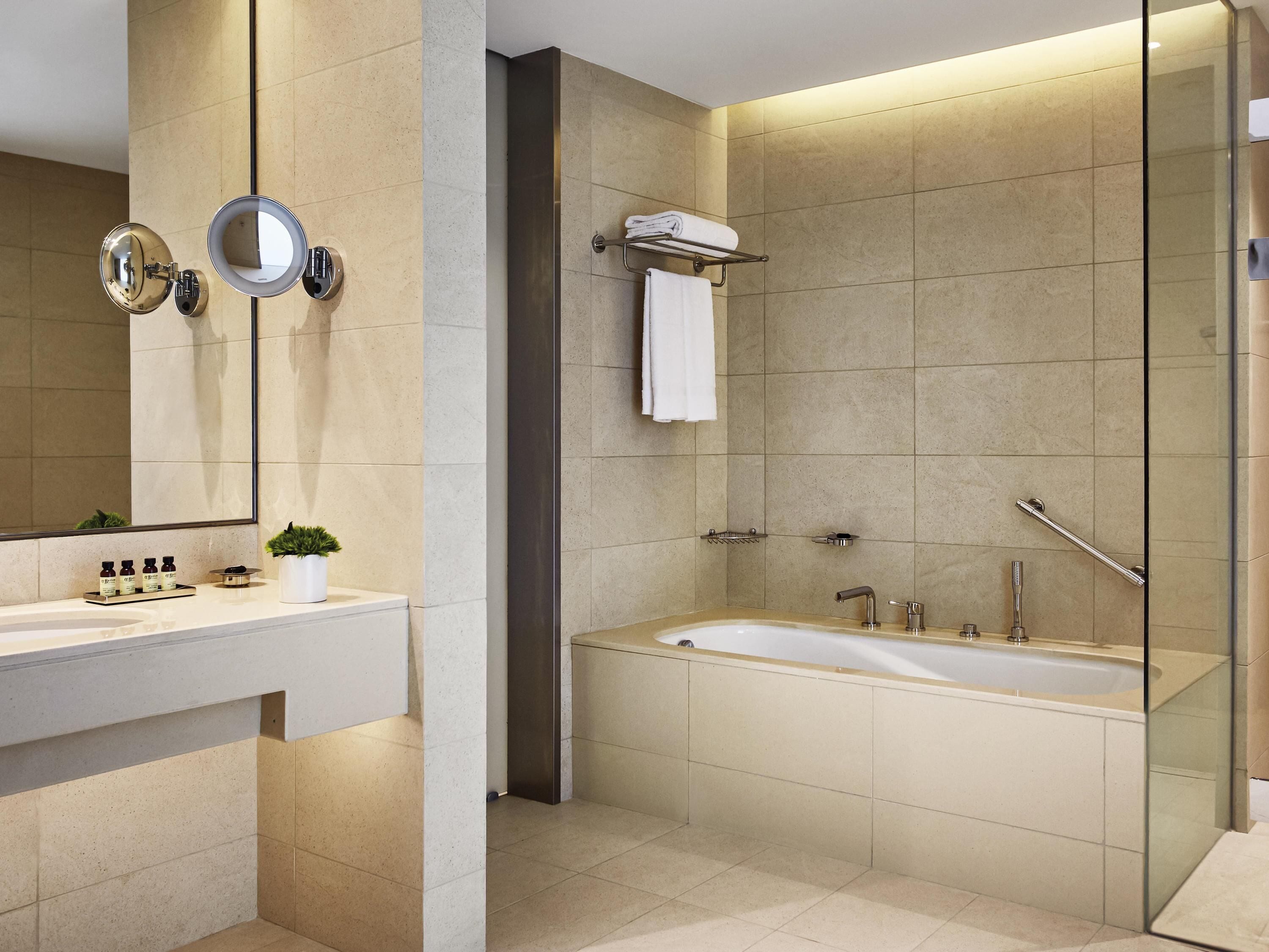 防敏寢具、迷你吧、房內夾萬、書桌