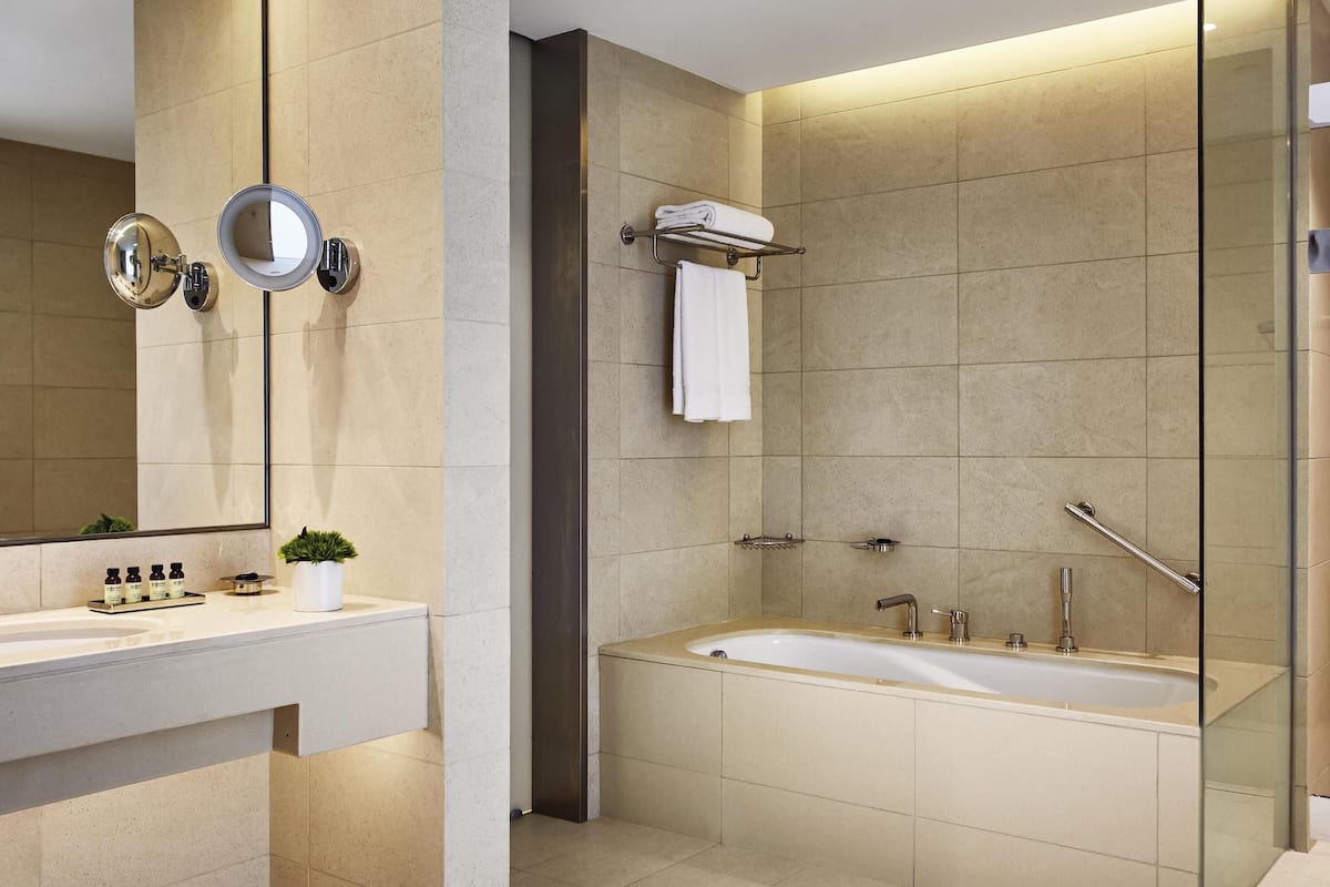 Hypo-allergenic bedding, minibar, in-room safe, desk