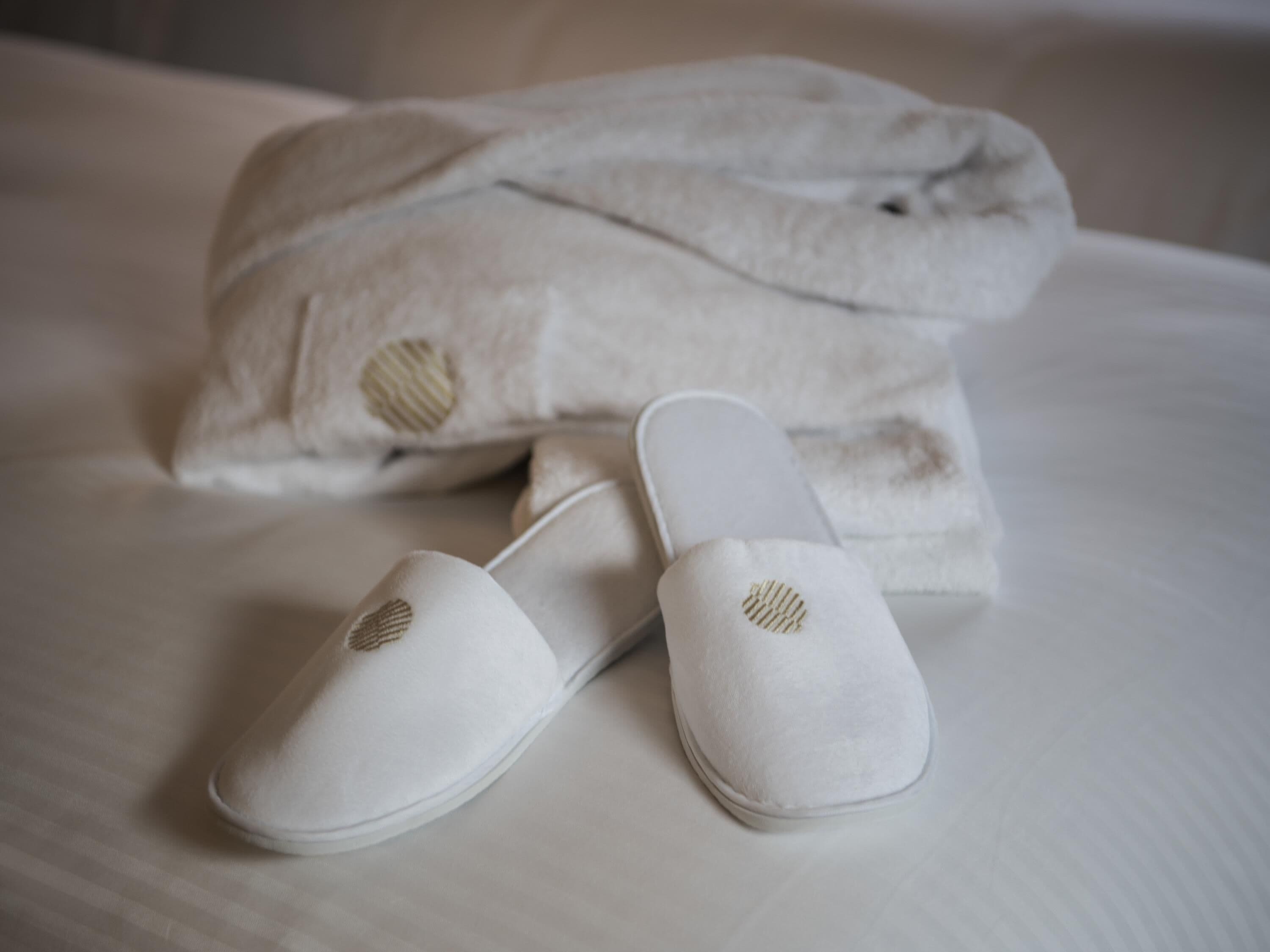 Roba de llit hipoal·lergògena, minibar i caixa forta a l'habitació 