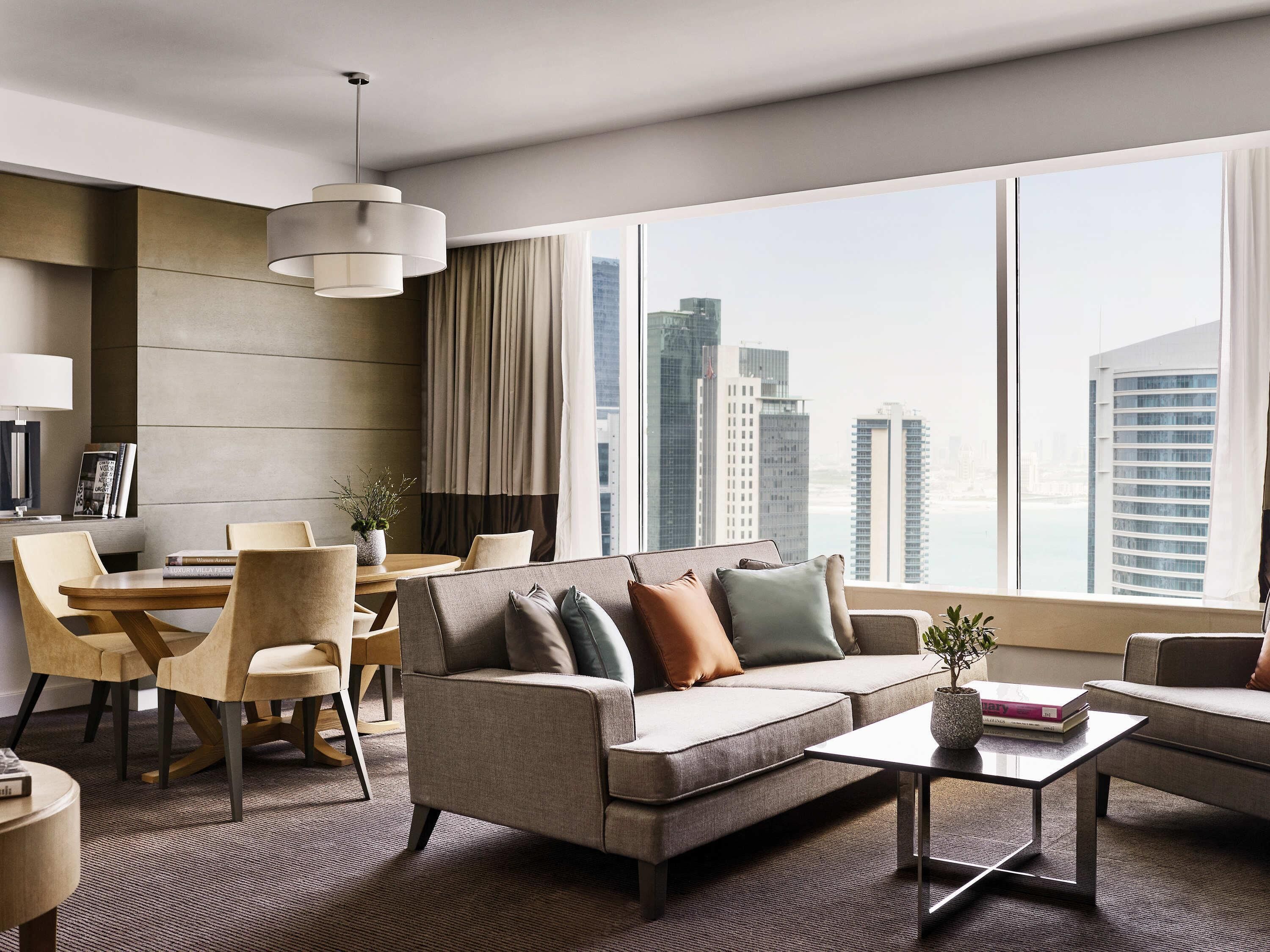 Suite ejecutiva, 1 cama de matrimonio grande, Acceso al salón del club | Ropa de cama hipoalergénica, minibar, caja fuerte y escritorio