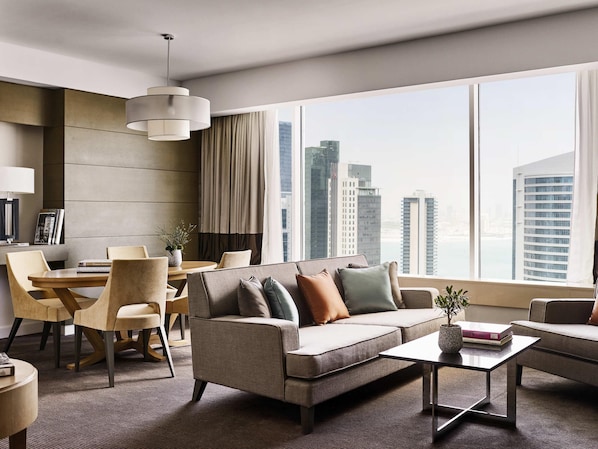 Suite Eksekutif, 1 Tempat Tidur King, Akses Club Lounge | Seprai antialergi, minibar, brankas, dan meja kerja