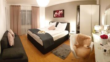 1 Schlafzimmer, Schreibtisch, schallisolierte Zimmer