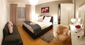 1 Schlafzimmer, Schreibtisch, schallisolierte Zimmer