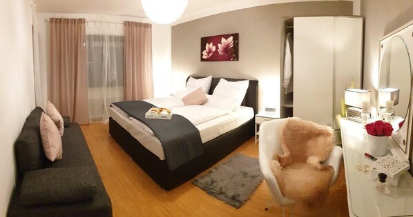 1 Schlafzimmer, Schreibtisch, schallisolierte Zimmer