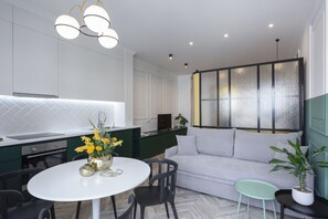 Living area - OLIVE TREE Suite by Athenian Sensations Apartments & Suites (Athina)