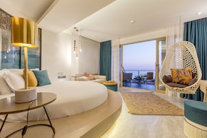 Ropa de cama de alta calidad, colchones con efecto memoria y minibar 