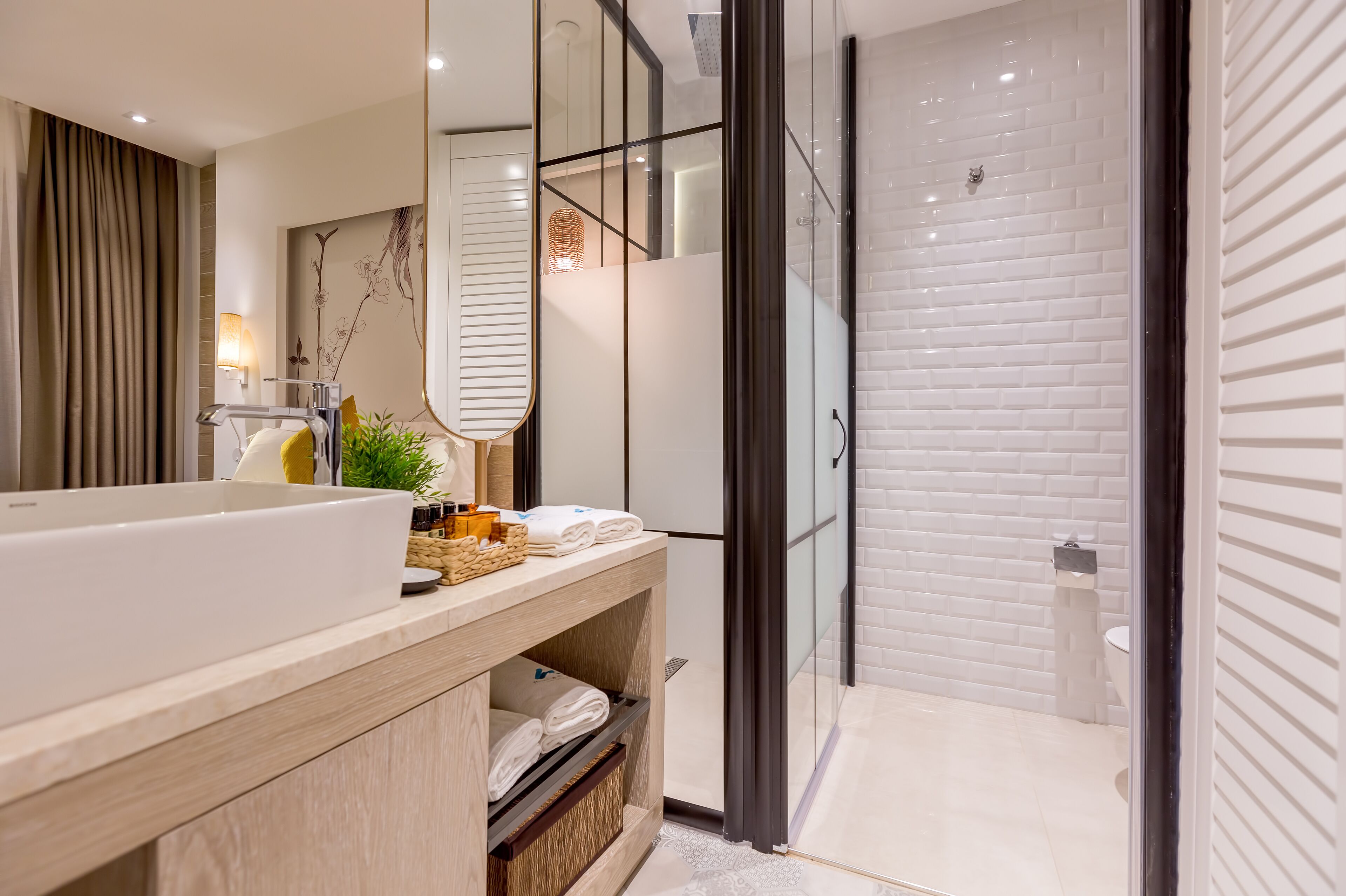 Un baño moderno con una bañera grande, cabina de ducha con mampara de vidrio y un inodoro.
