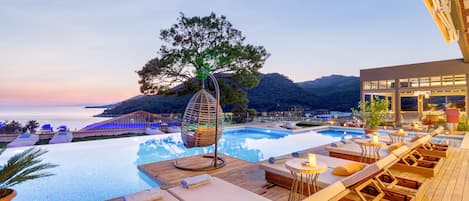 Piscine extérieure, parasols de plage, chaises longues