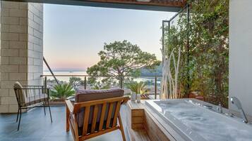 Quarto quádruplo luxo, banheira de hidromassagem, vista para o mar | Vista do quarto