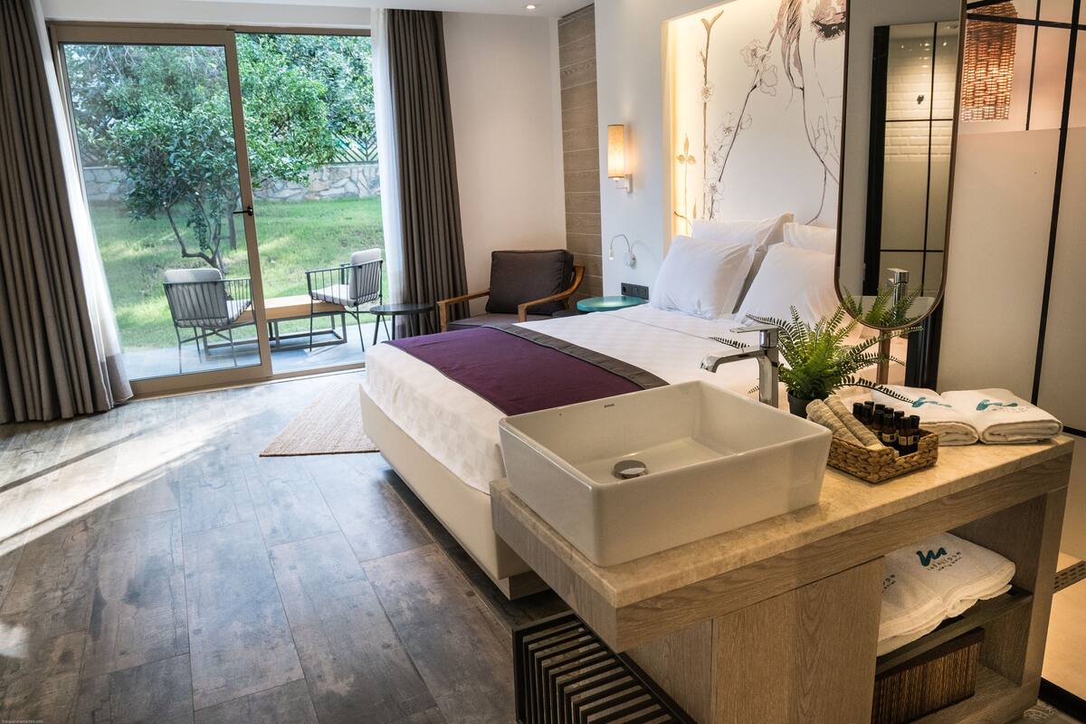 Habitación superior, Terraza, vista a la montaña | Ropa de cama de alta calidad, camas con efecto memoria y minibar