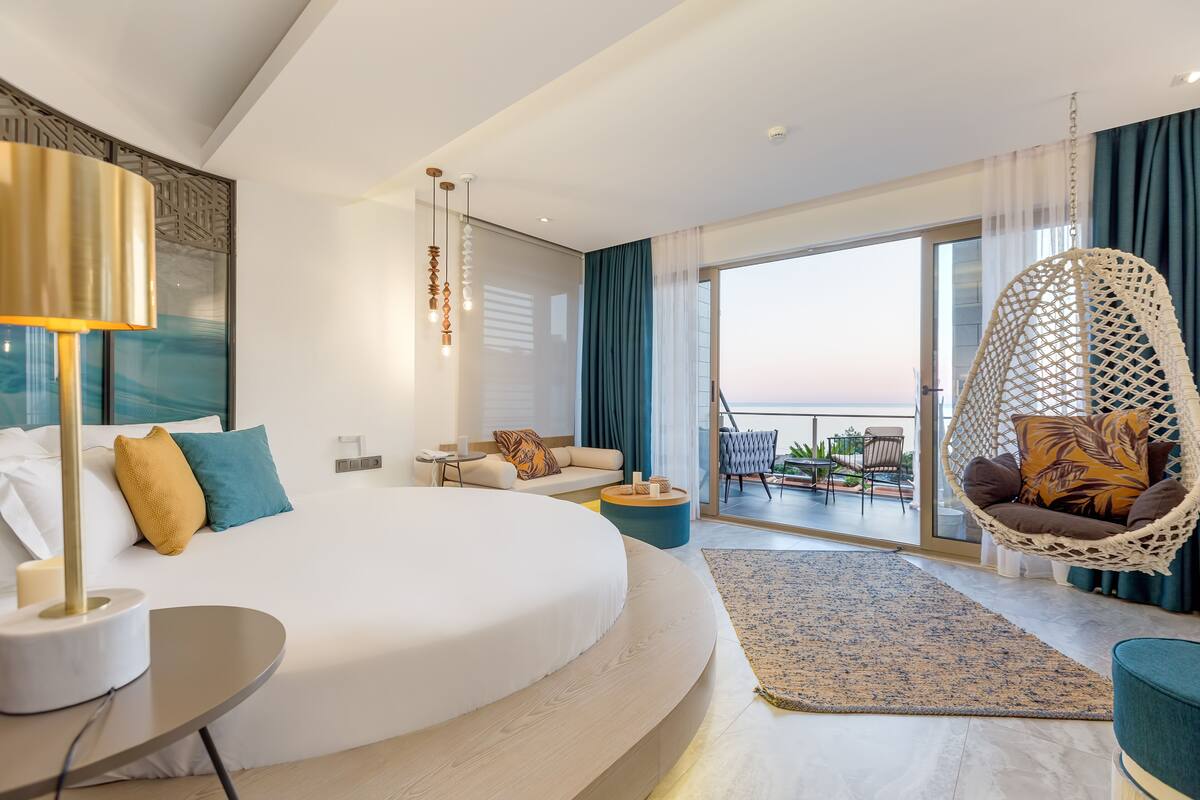 Habitación doble Deluxe, 1 cama Queen size, hidromasaje, vista al mar | Ropa de cama de alta calidad, camas con efecto memoria y minibar