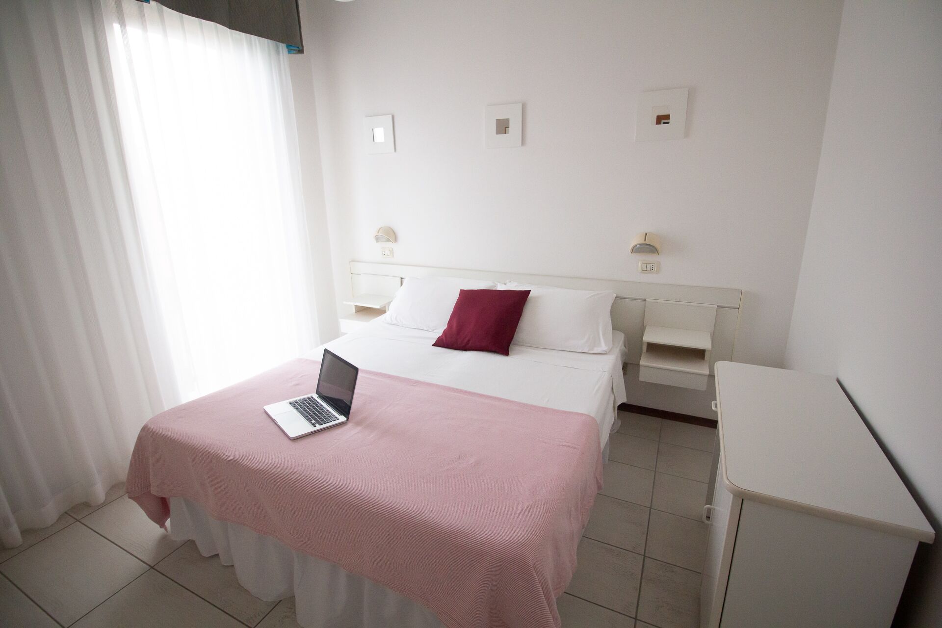 Standaard kamer (Beach Access Included) | Individueel gemeubileerd, een bureau, een laptopwerkplek, gratis wifi