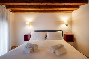 2 bedrooms, WiFi, bed sheets - CANAL VIEW- SPIRES BRIDGE (Venezia)