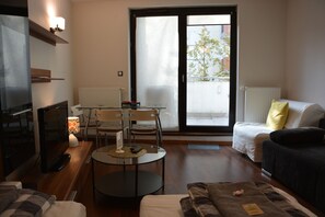 Apartemen Comfort, Beberapa Tempat Tidur, teras | 2 kamar tidur, setrika/meja setrika, Wi-Fi gratis, dan seprai linen