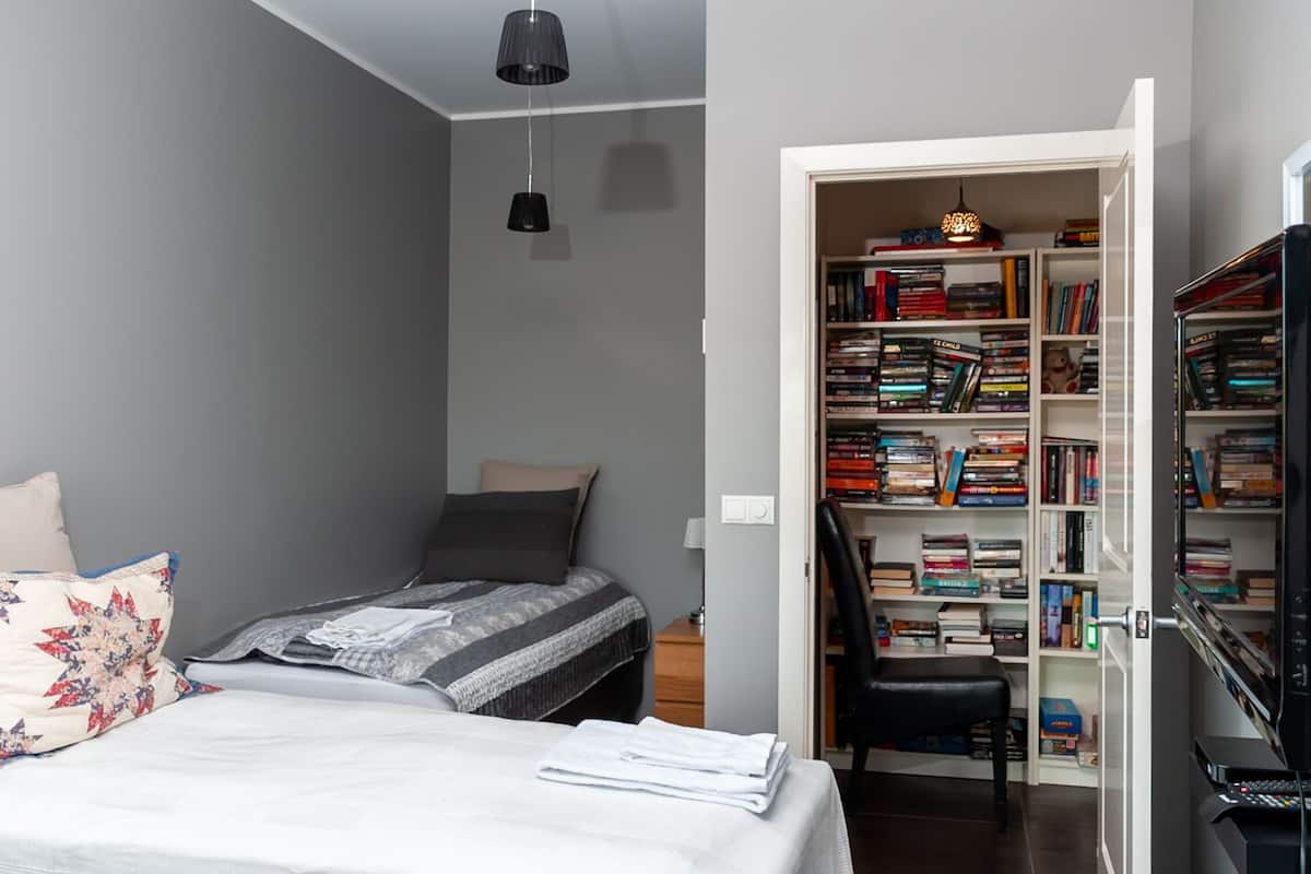 Kamar Triple, kamar mandi umum | Tirai kedap cahaya, tempat tidur bayi gratis, dan Wi-Fi gratis